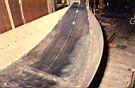 HB30.jpg: De 2e gang loopt voorbij de steven. Het overtollige deel wordt later als de vorm goed is afgesneden.